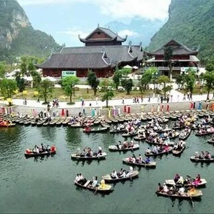 Tỏa Sáng Trên Mạng Xã Hội: Chuyên Gia Trang Điểm & Hotspot Matrix
